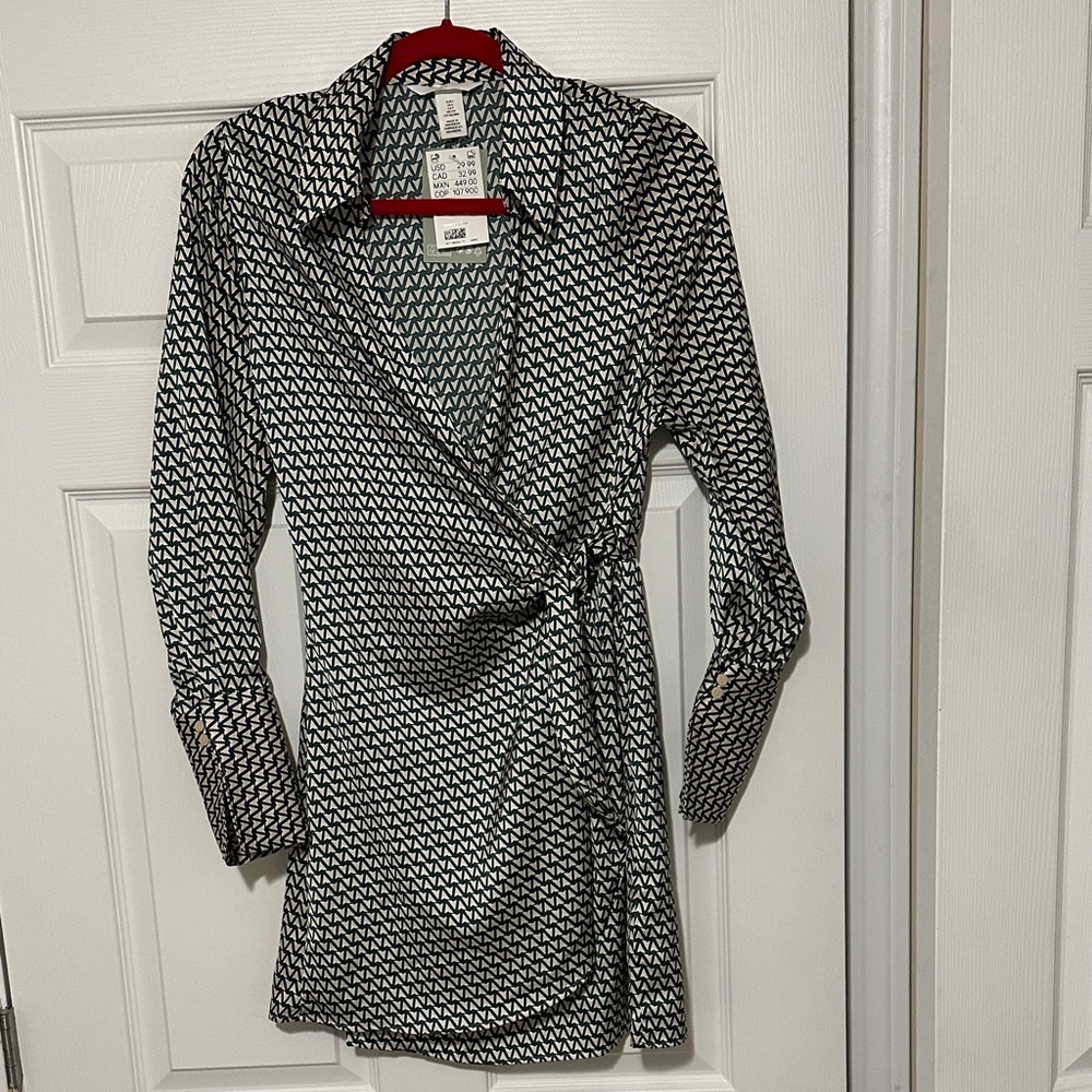 H&M Chic dark green and White Wrap blouse with tie synched waist.